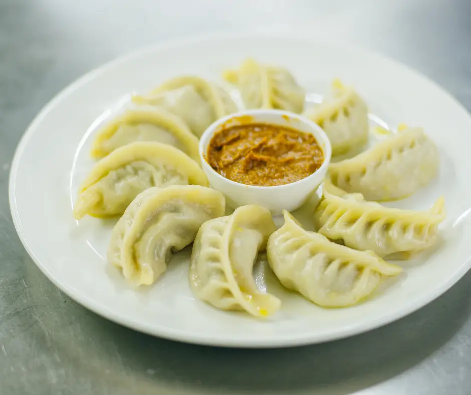 tibetan momos- foods to try in dharmashala