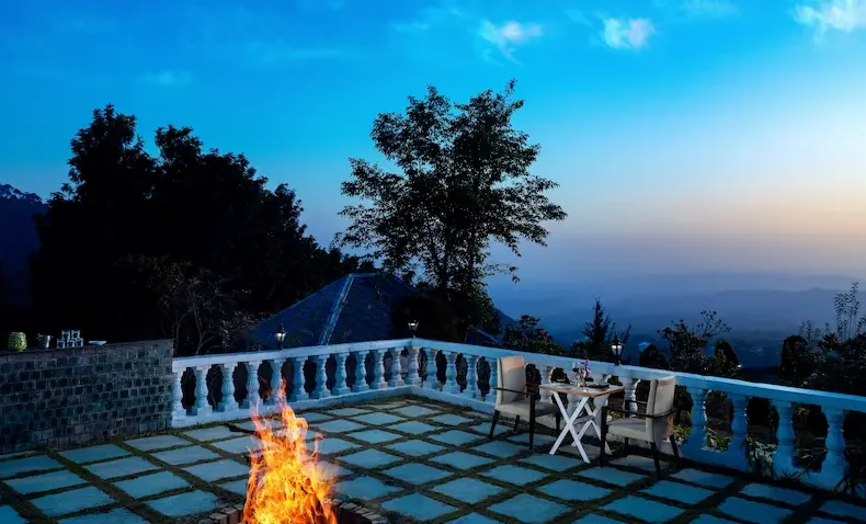 dining under the stars in the best resort in himachal pradesh